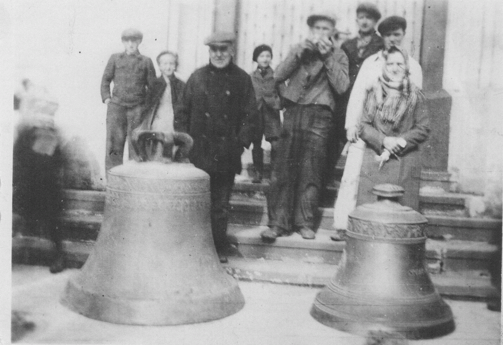 Spuštěné zvony před kostelem